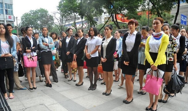 廣西高鐵乘務(wù)員招聘面試經(jīng)歷:怎么樣解決難與同事上司相處問(wèn)題？