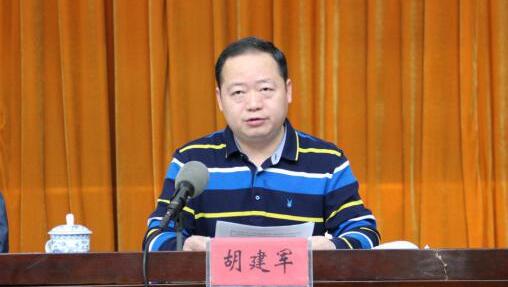 胡建軍簡歷：柳州軌道交通集團董事長胡建軍，曾任柳州市蓮花山保護中心主任，魚峰區委常委、常務副區長