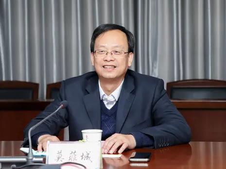 莫菲城簡歷：廣西地礦局副局長莫菲城，曾任廣西農(nóng)投集團(tuán)總經(jīng)理、平陸運(yùn)河集團(tuán)總經(jīng)理、南寧糖業(yè)董事長